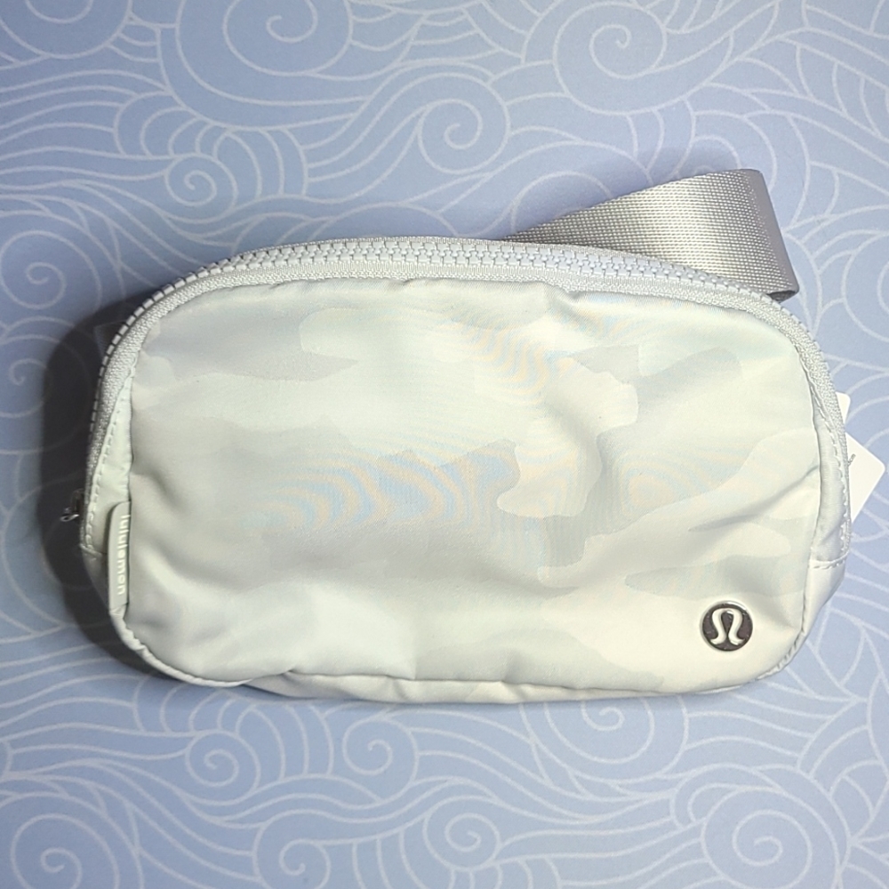COPY - Lululemon Everywhere belt bag (EBB) White Camo NWT